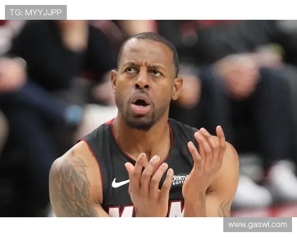 安德烈·伊戈达拉在勇士的防守体系中起到桥梁与领袖作用